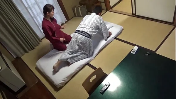 Seducing a Waitress Who Came to Lay Out a Futon at a Hot Spring Inn and Had Sex With Her! The Whole Thing Was Secretly Caught on Camera in the Room!