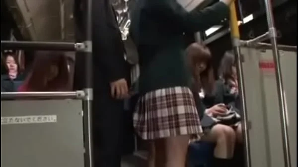 Extraño seduce y coje a colegiala en el bus 3